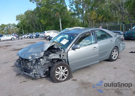2005 Toyota Camry Le z USA, uszkodzony, nr VIN 4T1BF32K15U614073